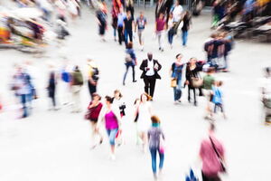 Agoraphobie loswerden. Leben ohne Angst vor großen Plätzen. Ein Mann steht ohnmächtig auf einem großen Platz. Alle Menschen um ihn herum bewegen sich ganz schnell. Er hat Angst vor großen Plätzen und möchte diese gerne loswerden. Mit Hypnose ist dies möglich.